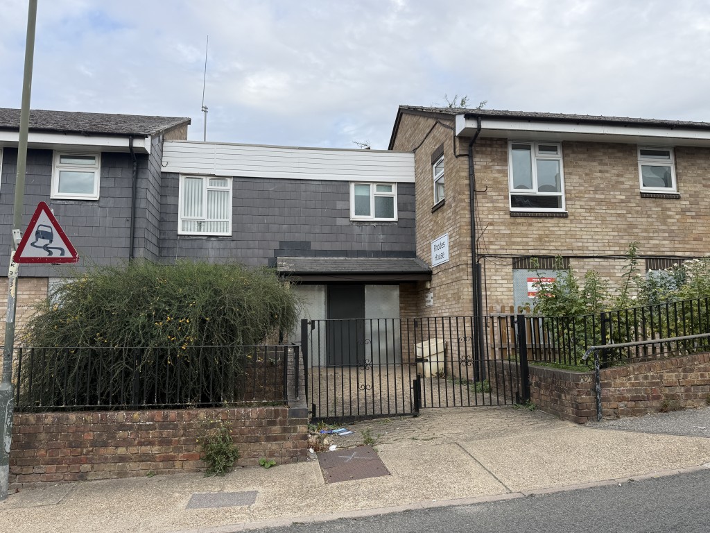 Lot: 20 - SUBSTANTIAL DETACHED BLOCK OF 23 UNITS ON 0.47 ACRES WITH DEVELOPMENT POTENTIAL - View of Entrance to Large Block of Residential Units
